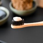 Nadmierne mycie zębów może prowadzić do uszkodzenia szkliwa, co zwiększa ryzyko powstawania próchnicy.