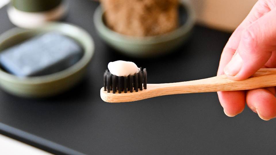 Nadmierne mycie zębów może prowadzić do uszkodzenia szkliwa, co zwiększa ryzyko powstawania próchnicy.